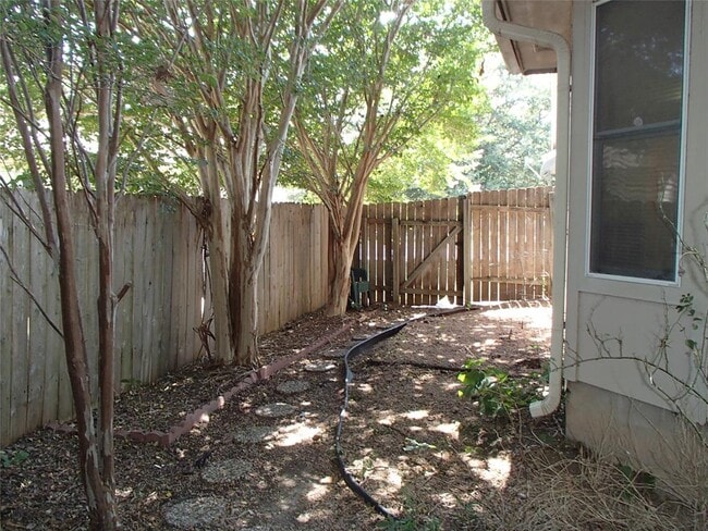 Building Photo - 208 Juniper Dr