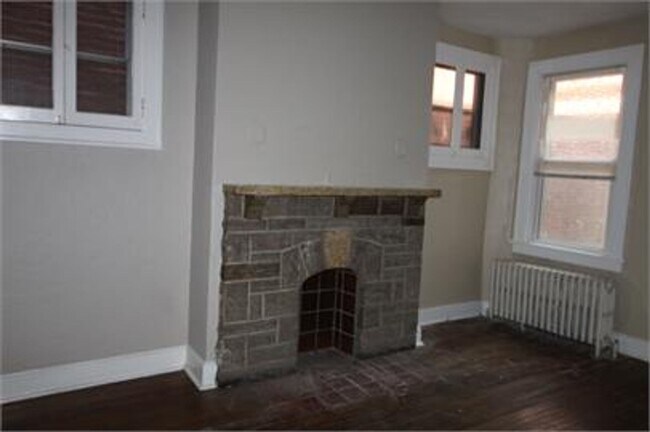 Building Photo - Beautiful Townhome on Quiet Street in the ...