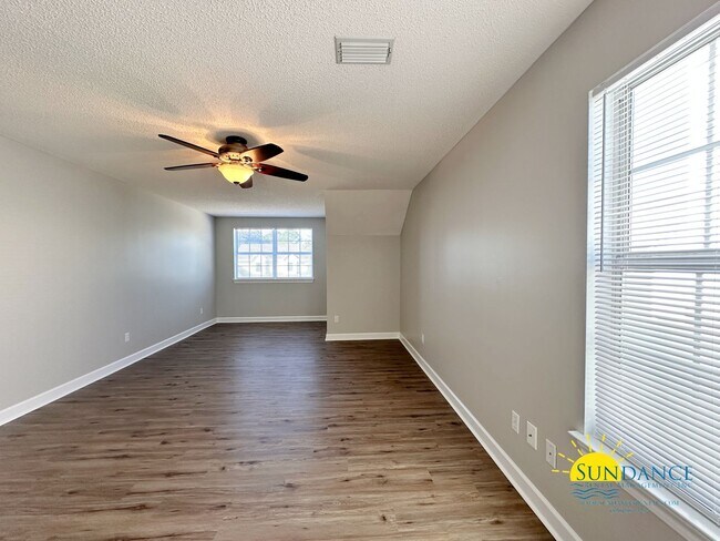 Building Photo - Stunning 4 Bedroom Mary Esther Home, minut...