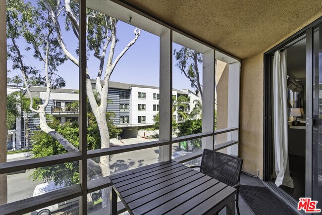 Building Photo - 740 Kings Rd