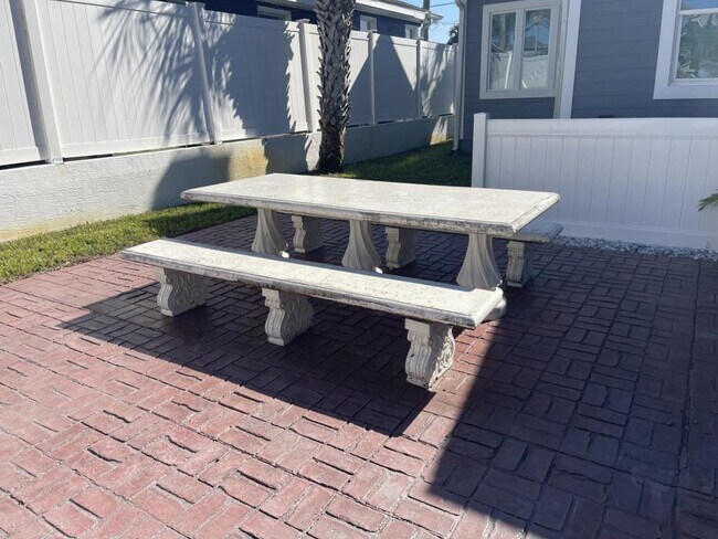 Building Photo - 505 Silver Beach Ave