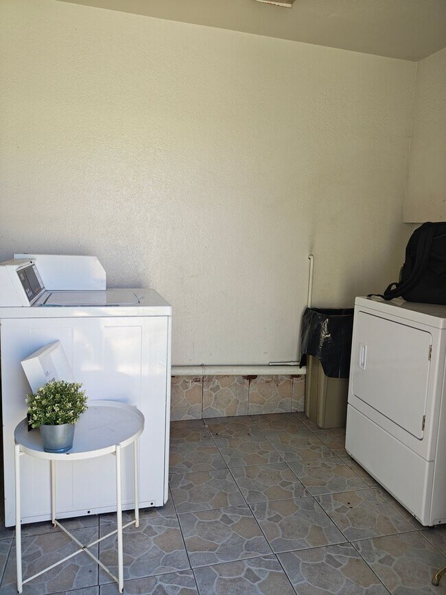 Building Photo - 2 bedrooms 1 bath apartment in El Cajon