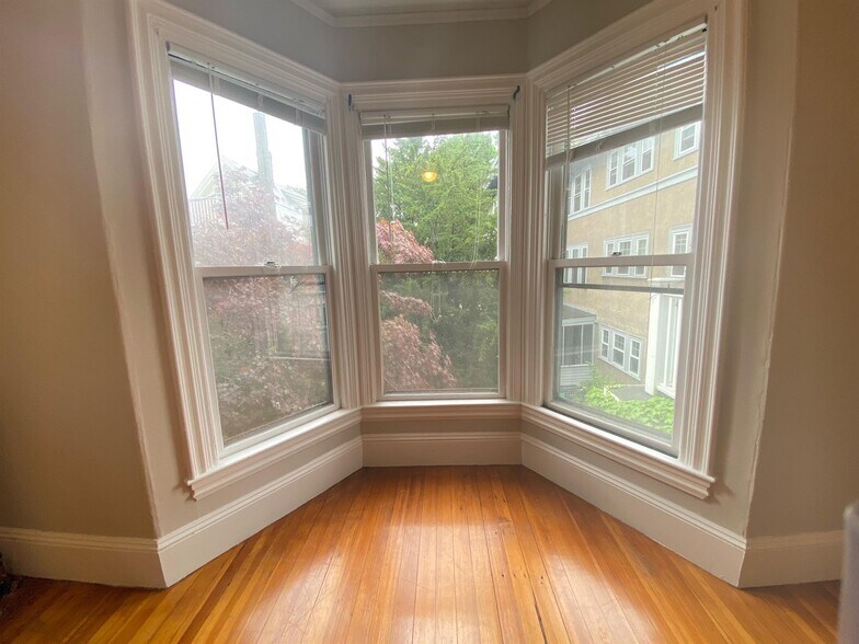 Building Photo - 8R Forest St