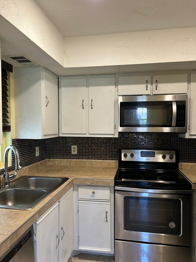 Building Photo - 1562 SE Royal Green Cir