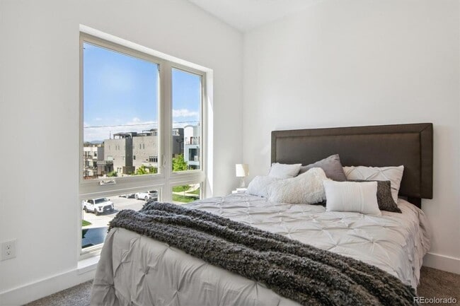 Building Photo - Brand New Build Townhome with Rooftop and ...