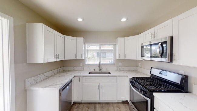 Building Photo - Beautiful 7BD/4BA on Mary