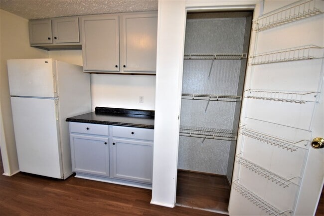 Building Photo - 3 Bedroom Pet Friendly Home For Rent in Th...