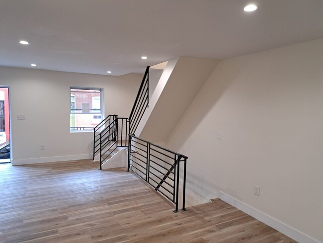 Building Photo - 431 N Holly St