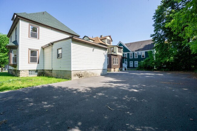 Building Photo - Beautiful One Family Home  Available 6/1/26