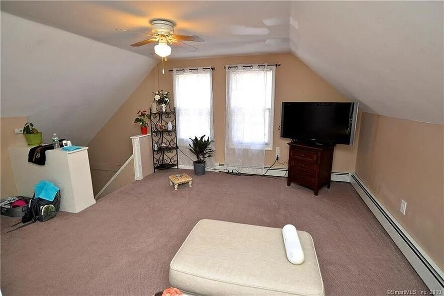 Building Photo - 83 Kneen St