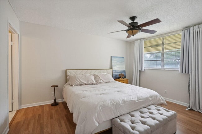 Building Photo - 2825 SW 22nd Ave