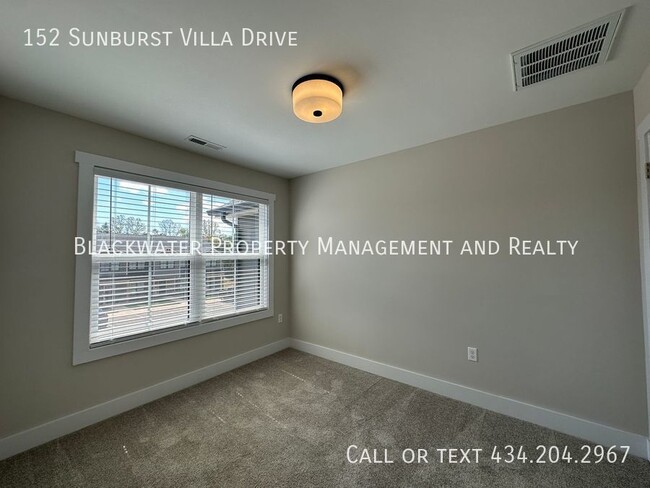 Building Photo - 3 Bedroom Townhouse in Sunburst Villas