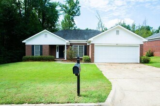 Building Photo - 3 Bed 2 Bath 2 Car Garage - North Columbus