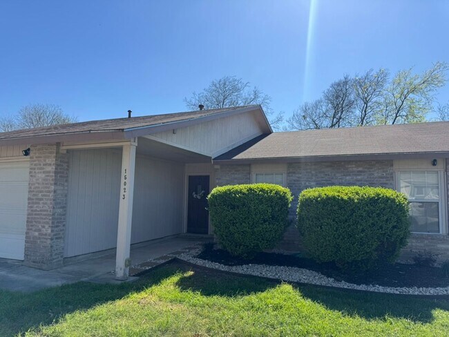 Building Photo - 3 Bed / 2 Bath – Updated Home with Fireplace & Large Backyard