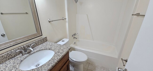 Building Photo - 2nd floor 1 bed/1 bath Unit in Sandlewood ...