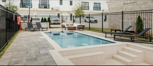 Building Photo - Ready for immediate move in - Two private ...