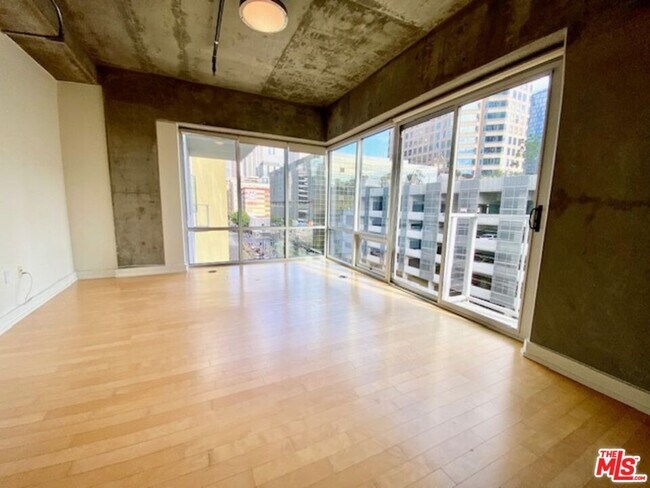 Building Photo - 645 W 9th St