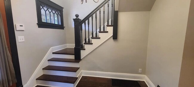 Building Photo - Charming 3 Bedroom