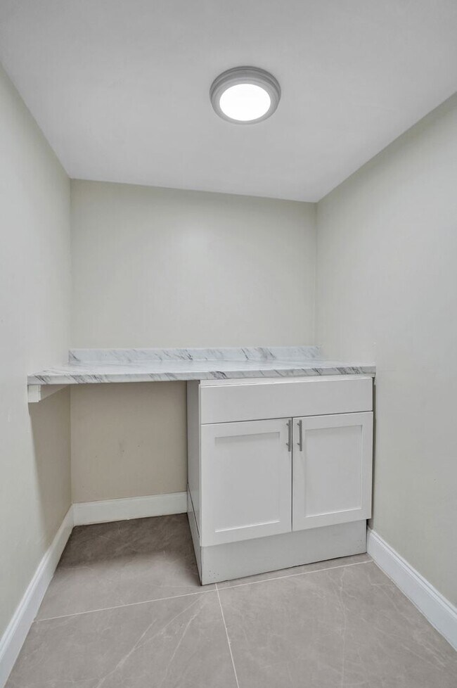 Building Photo - 4810