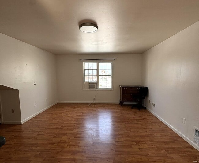 Building Photo - 111 E 6th St