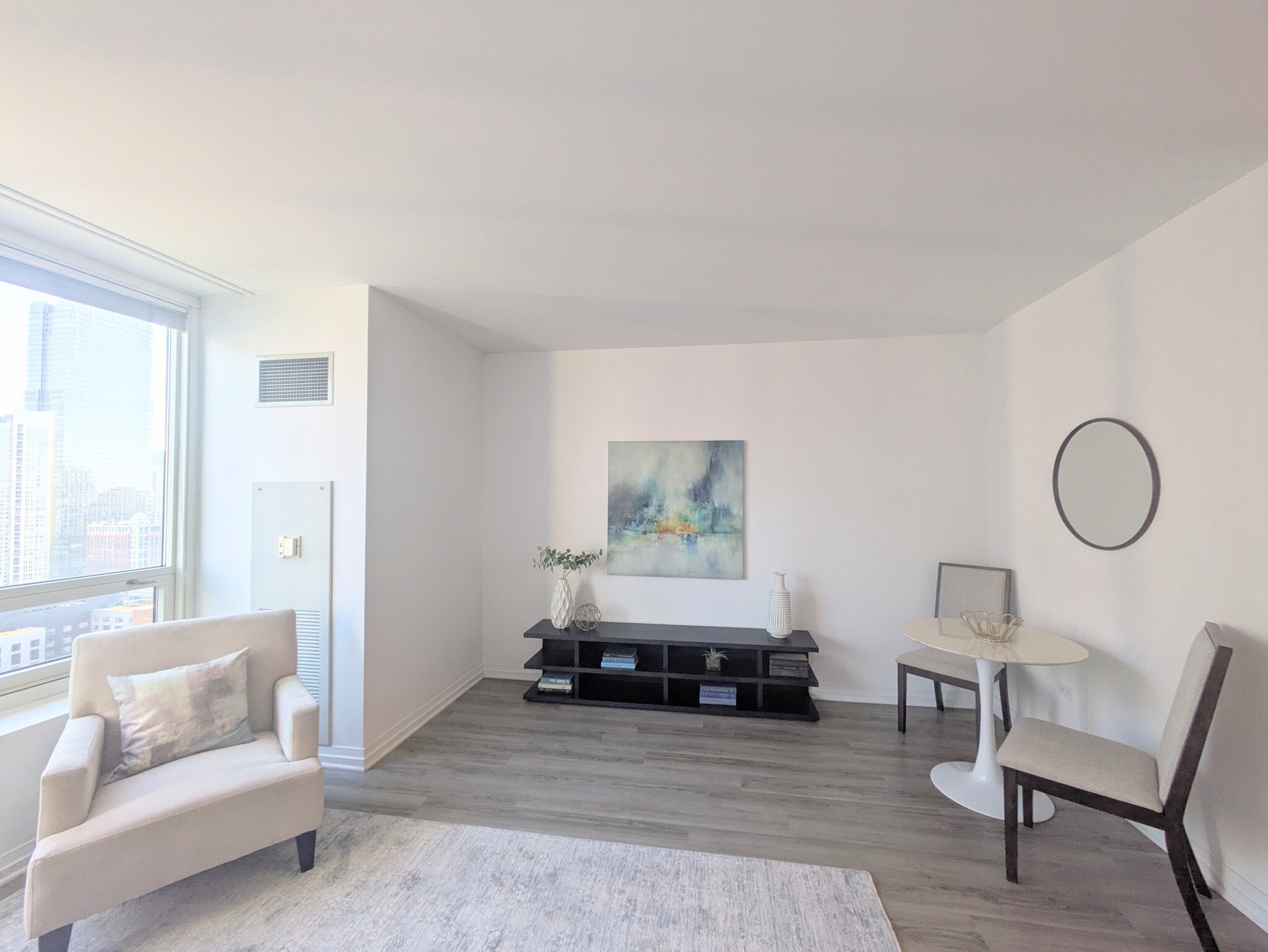 PHOTO IS OF A SIMILAR UNIT WITH SAME FLOOR PLAN. ACTUAL FINISHES MAY VARY - 33 W Ontario St