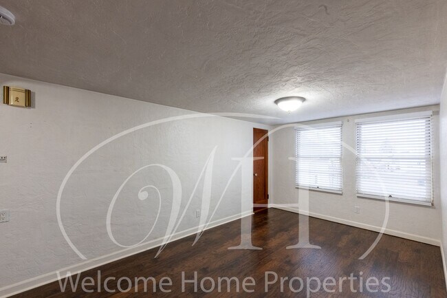 Building Photo - 310 SE 6th St