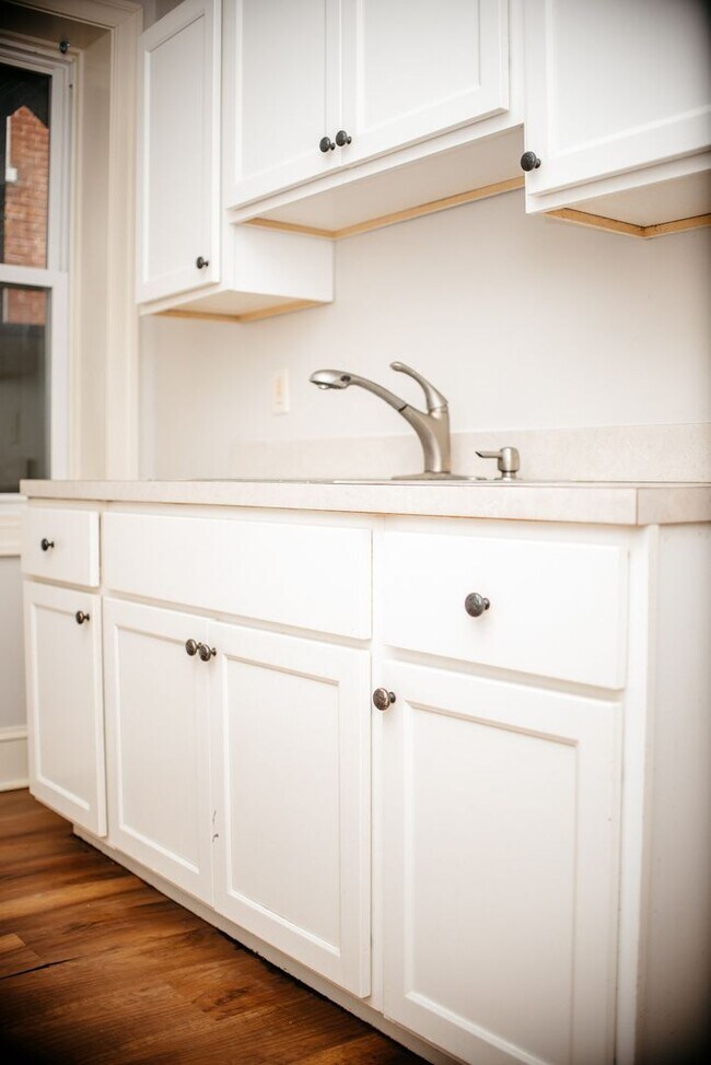 Building Photo - 331 N 3rd St