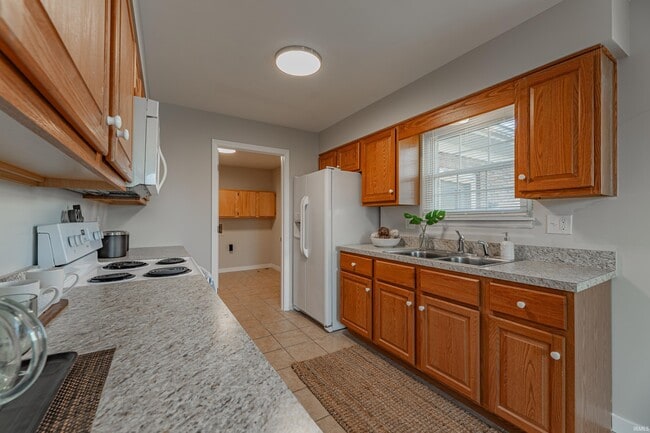 Building Photo - 7127 Pinehurst Dr