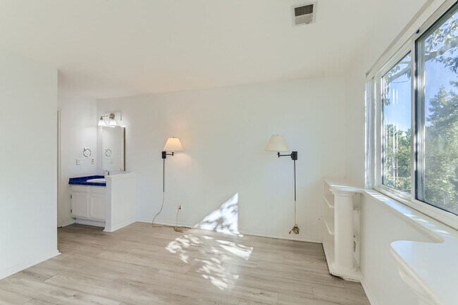 Building Photo - MODERN 2 BED/1.5 BATH IN HEART OF BOULDER!