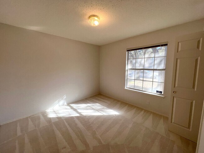 Building Photo - Single Story 4 Bedrooms 2 Bathrooms Home for Rent in Prime Northwest of Austin Location, nearby A...