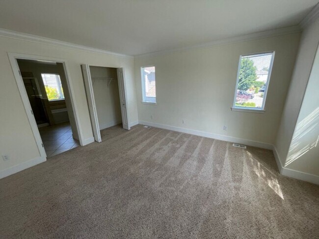 Building Photo - Extremely Spacious 5BD/3BTH Home For Lease...