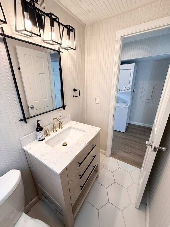 Building Photo - Charming Beachside Rental!