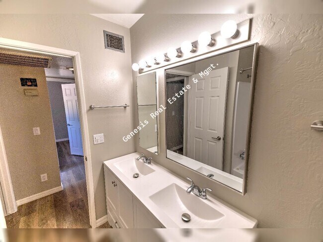 Building Photo - 3211 E Edison St