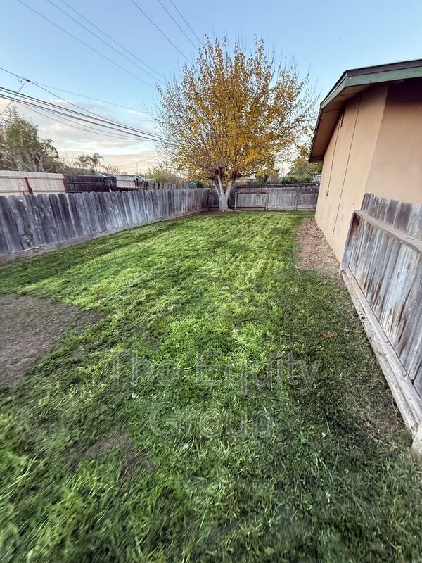 Building Photo - 399 S Valencia Blvd