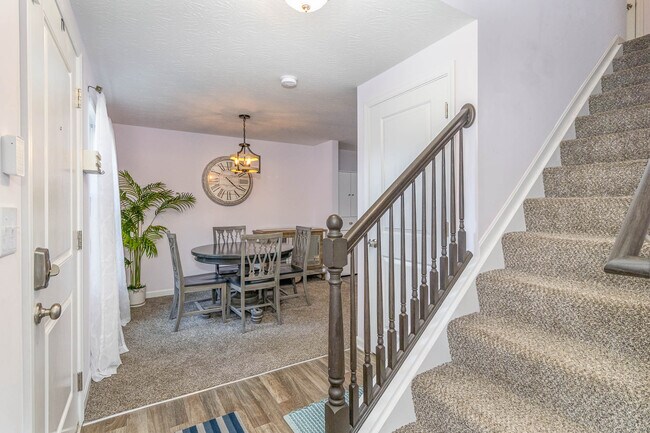 Building Photo - 1071 Stratford Ct