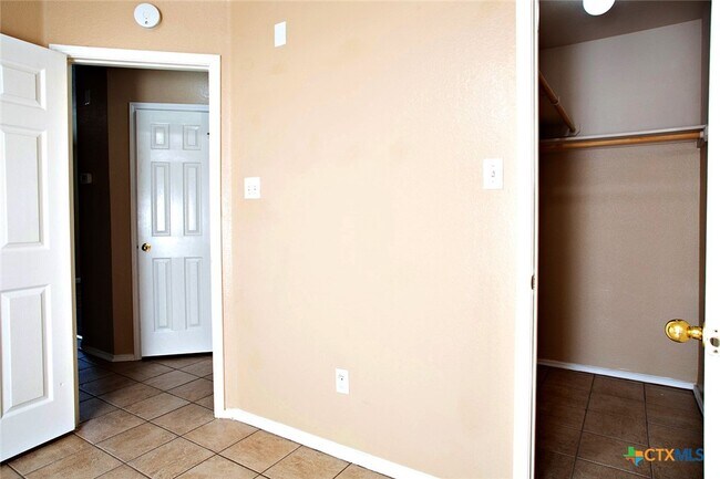 Building Photo - 5515 Lions Gate Ln