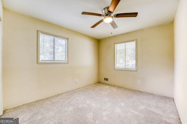 Building Photo - 1340 Pineglen Dr