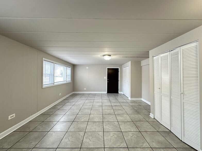 Building Photo - 9632 Ivanhoe Ave