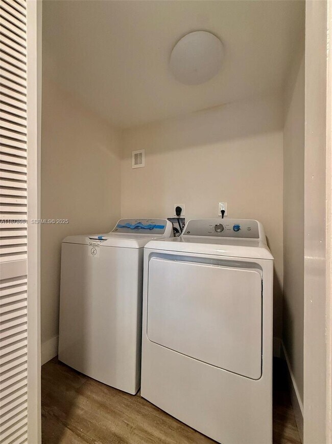 Building Photo - 2730 NE 9th Terrace