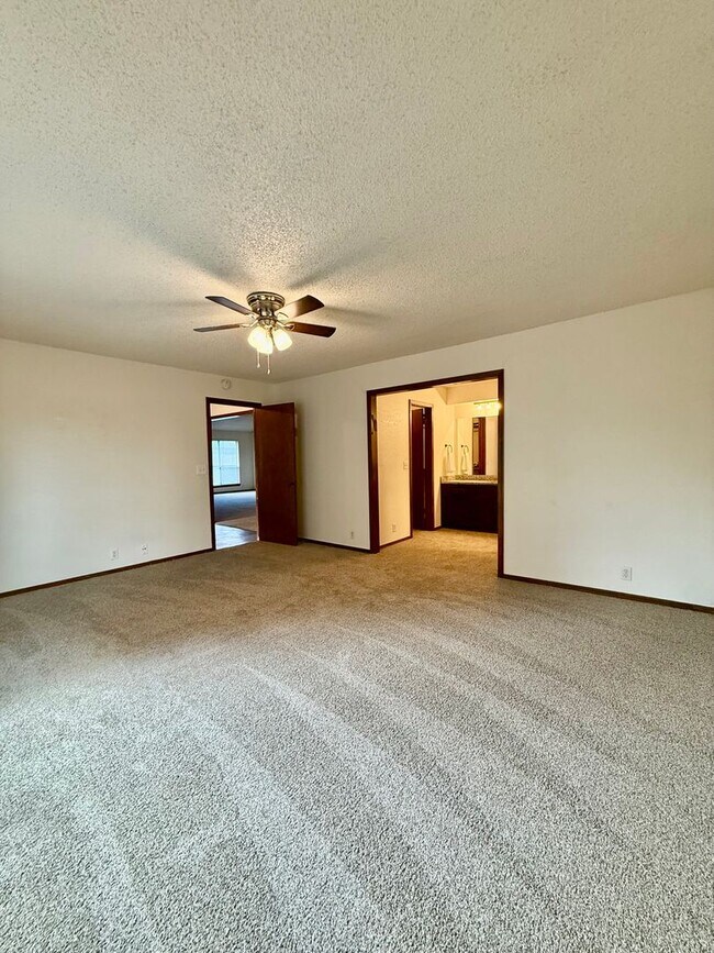 Building Photo - 3 bed, 2 bath Home in Ripple Creek!