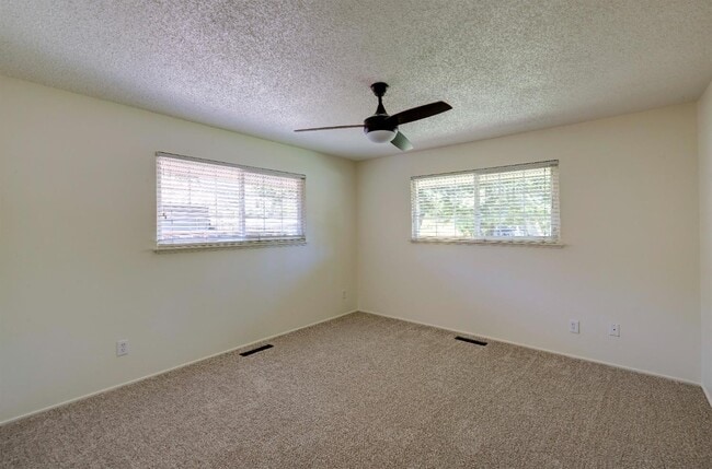 Building Photo - 2553 W Scott Ave