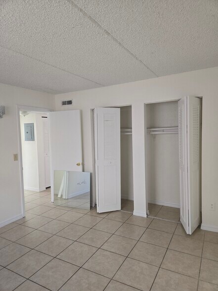 Building Photo - 705 Michigan Ct