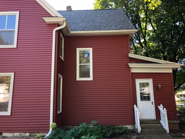 Building Photo - Charming Victorian House located in Lake Mills