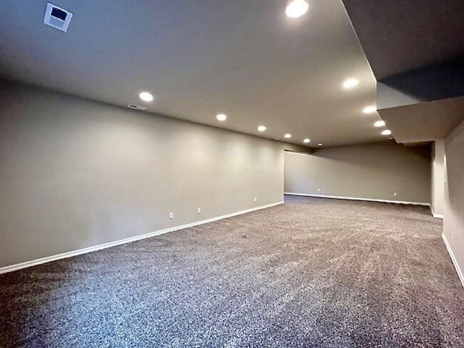 Building Photo - 5 Bedroom Home Close to Downtown Monument!!