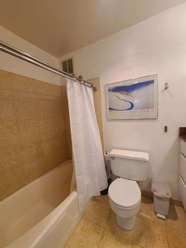 Building Photo - 2400 N Lakeview Ave