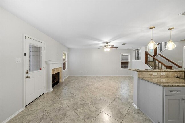 Building Photo - 131 N Villa Oaks Dr