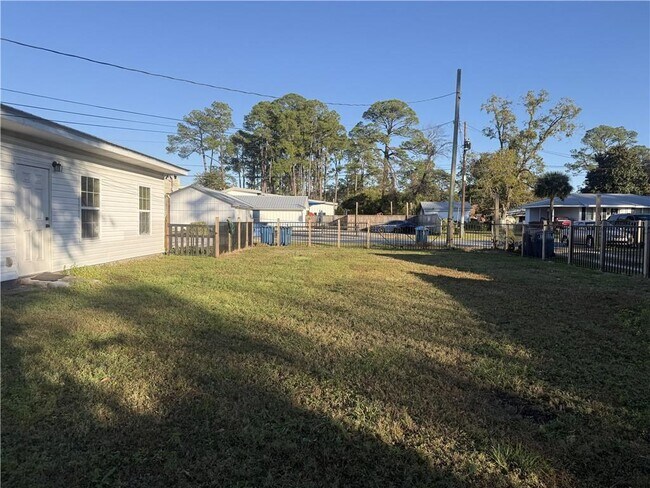 Building Photo - 2222 Parkwood Dr