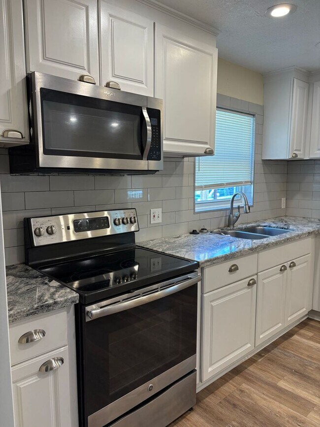Building Photo - Beautifully Appointed 3/2 w Garage For Ren...