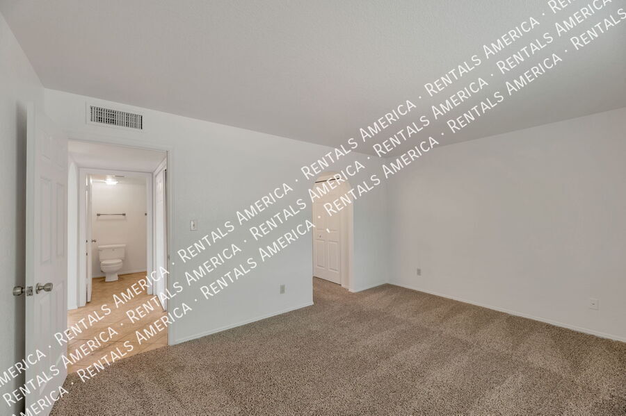 Building Photo - 13831 N Kendall Dr