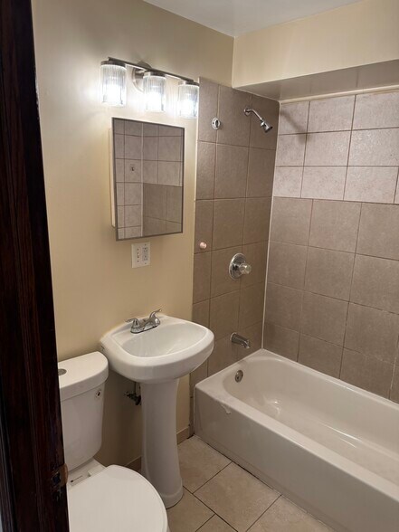 Building Photo - 3748 W Cermak Rd